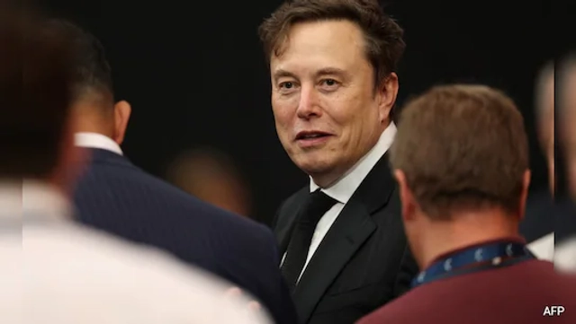 Elon Musk Plays the Simple Country CEO, Gets Tricked by Sophisticated Lawyer on the Stand